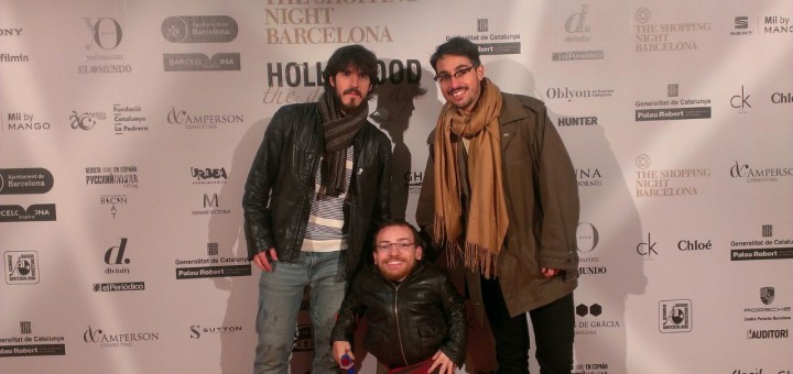L'Enric i l'Oriol, directors de Glance Up, i jo al un photocall